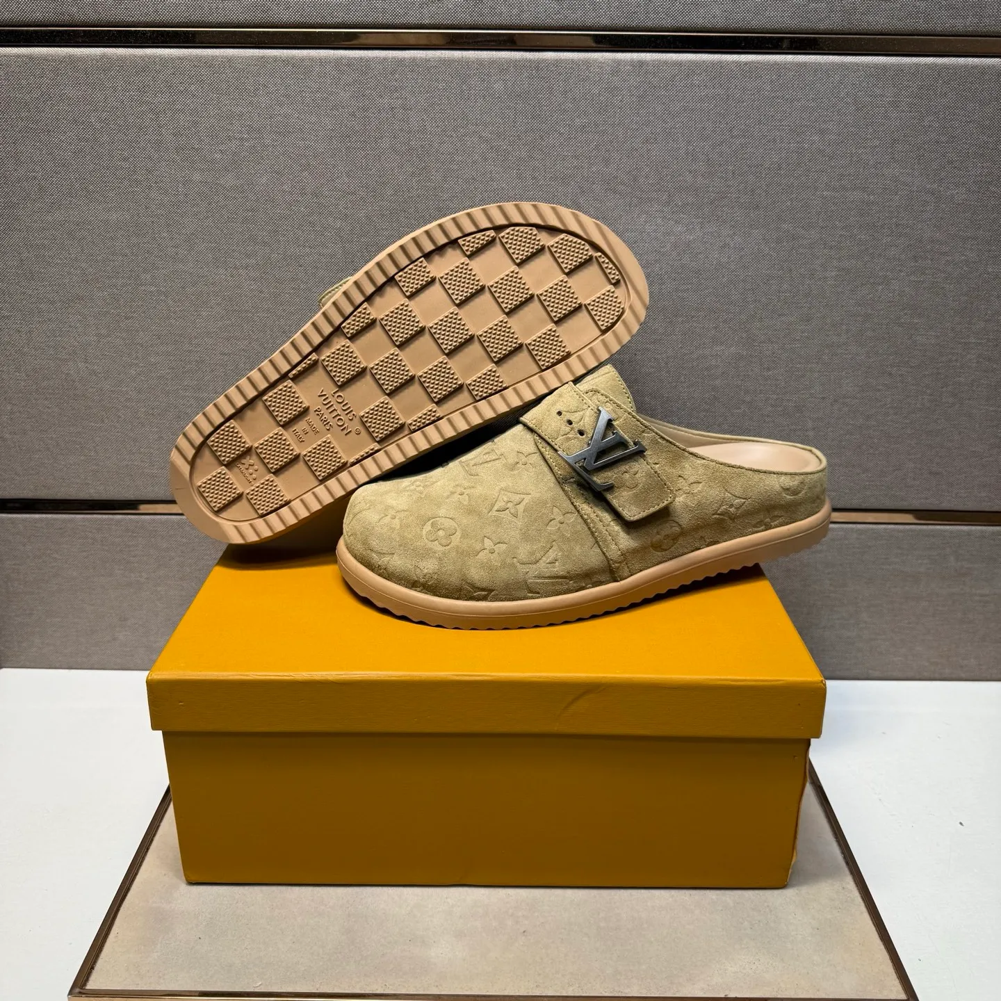 Men's men's shoes 💰pp540 [LV～] Men's casual half slippers 2025z cabinet sales simultaneously 🔶Size: 39-44 #️⃣ 🔷4 colors🔜The upper is made of multi-material splicing ➕Genuine leather lining, comfortable and breathable, sole: original comfortable and wear-resistant outsole, ⚠️Real thing📱Photographed🎬The real thing is better📢📢📢
